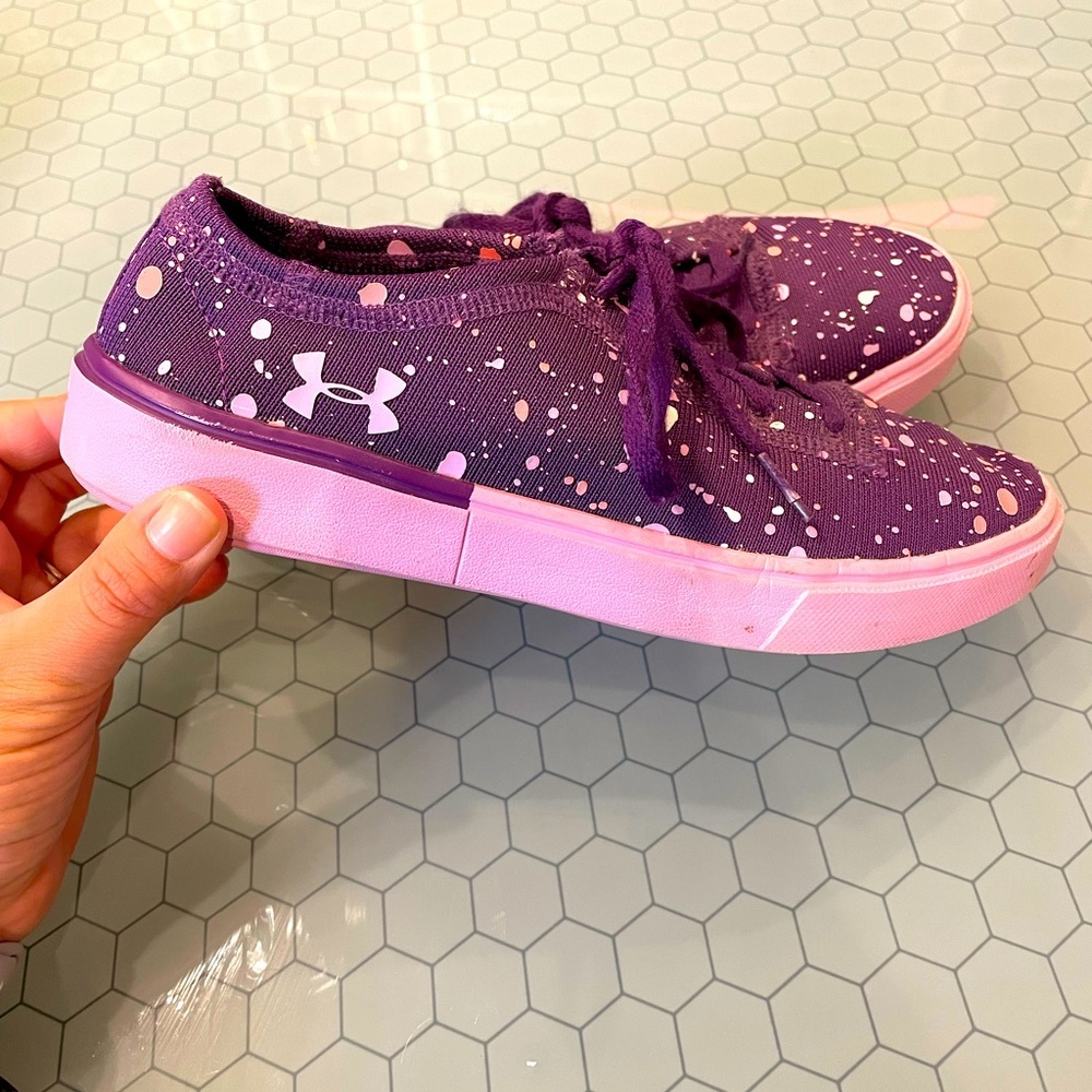 Under Armour Casual purple sneakers size 6 Youth Like new!